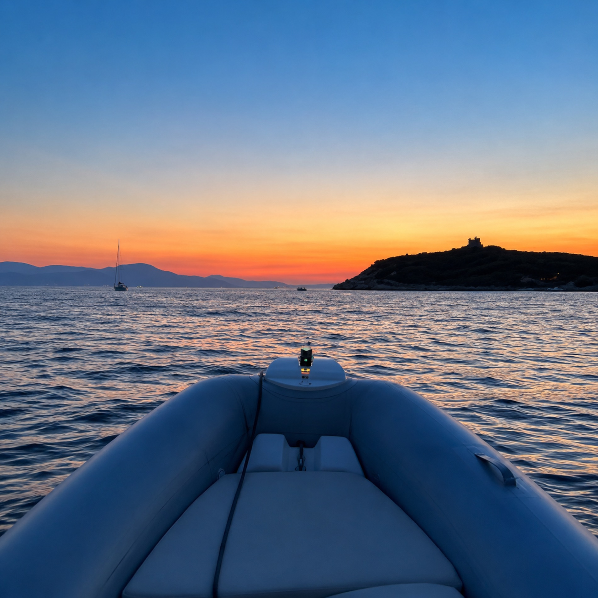 Gommone al tramonto